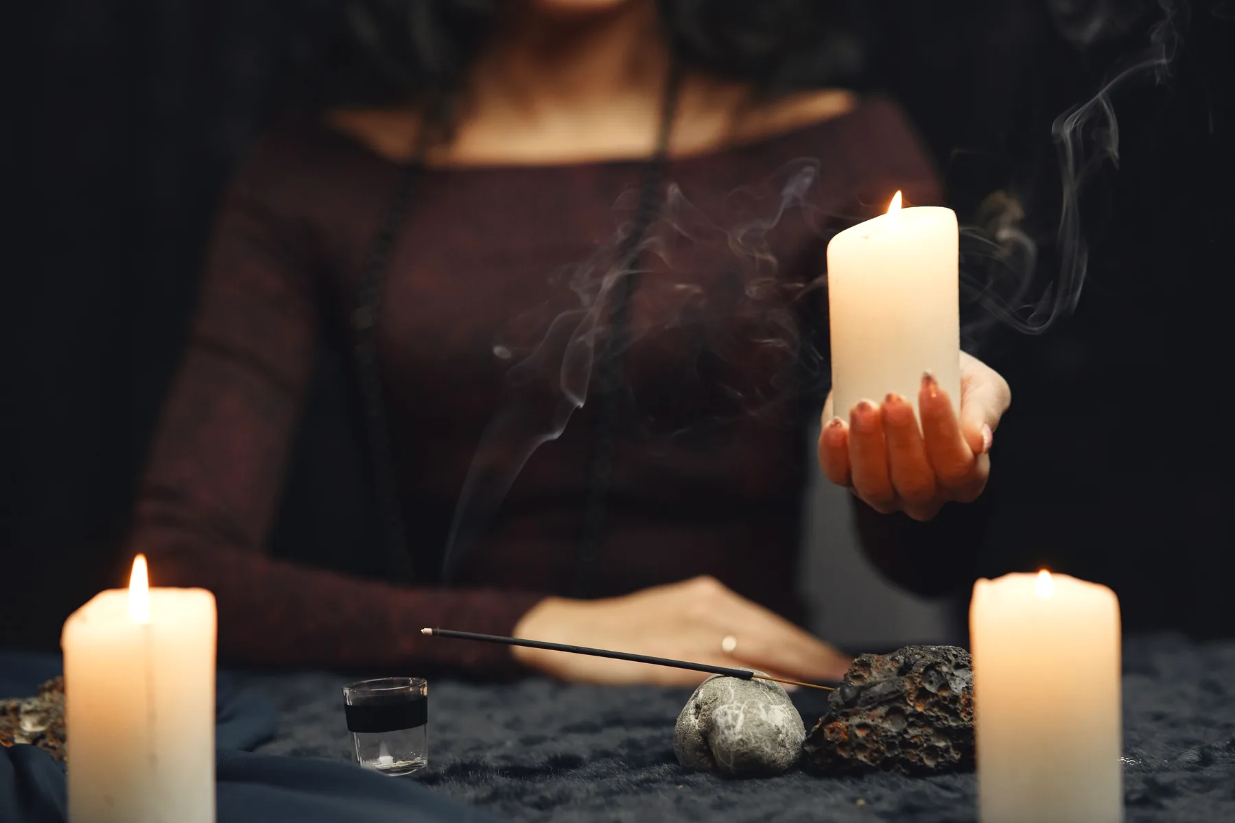 Suasana konsultasi spiritual dengan cahaya lilin